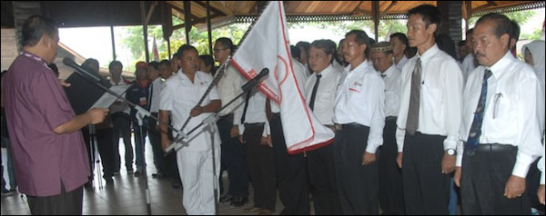Wabup Kukar HM Ghufron Yusuf saat melantik pengurus PMI Tingkat Kecamatan se-Kabupaten Kukar