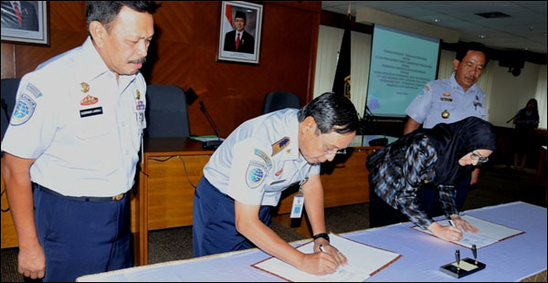 Penandatanganan nota kesepahaman perpanjangan kontrak penggunaan KMP Bili dan KMP Kerapu oleh Bupati Kukar Rita Widyasari dan Dirjen Perhubungan Darat Suroyo Ali Moeso