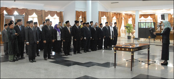 Bupati Kukar Rita Widyasari saat melantik 59 pejabat Eselon III dan IV Pemkab Kukar di Pendopo Odah Etam, Tenggarong, Senin (26/05) siang