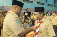 Ketua Kwarcab Pramuka Kukar Edi Damansyah menyematkan tanda jabatan kepada Ahmad Junaidi selaku Ketua Mabiran Pramuka Muara Jawa