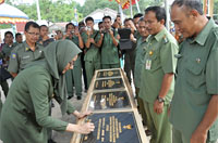Bupati Kukar Rita Widyasari menandatangani prasasti 13 kecamatan penyelenggara PATEN disaksikan Asisten Pemerintahan Umum Sekprov Kaltim AS Fatur Rahman dan 13 Camat