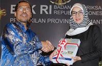  Kepala BPK RI Perwakilan Provinsi Kaltim Sri Haryoso Suliyanto saat menyerahkan LHP atas Laporan Keuangan Kukar Tahun 2013 kepada Bupati Kukar Rita Widyasari