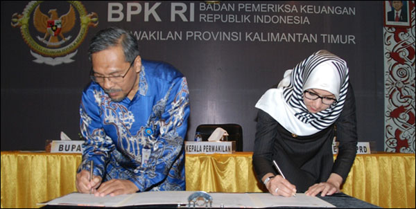 Bupati Kukar Rita Widyasari bersama  Kepala BPK RI Perwakilan Provinsi Kaltim Sri Haryoso Suliyanto menandatangani berita acara serah terima LHP atas Laporan Keuangan Tahun 2013 dengan predikat WTP DPP