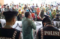 Aksi unjuk rasa THL di DPRD Kukar diwarnai orasi oleh beberapa orang THL
