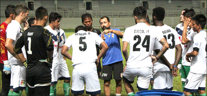 Meski menjalani liburan selama 5 hari, para pemain Mitra Kukar akan dibekali menu latihan yang disiapkan Asisten Pelatih Justin Wah (tengah)