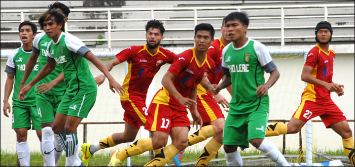 Skuad Mitra Kukar (merah) saat berujicoba dengan klub lokal Tho Lere (hijau) di Stadion Aji Imbut, Tenggarong Seberang, Minggu (08/02) sore