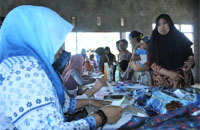 Antusiasme warga desa Rapak Lambur memanfaatkan operasi pasar untuk membeli beberapa kebutuhan pokok dengan harga murah