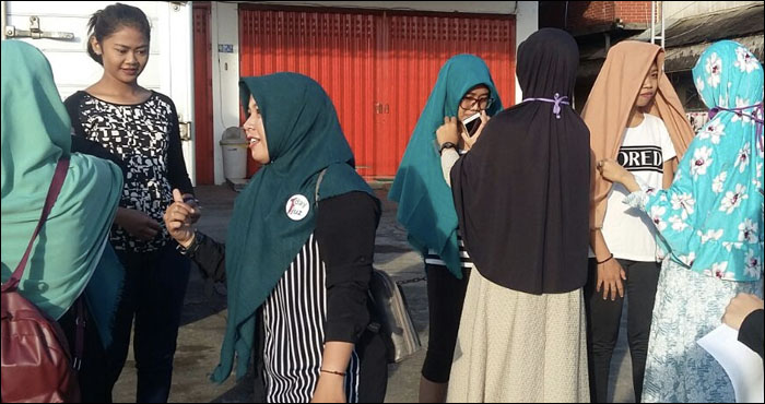 Para Relawan Hijab membantu memasangkan kerudung kepada para peserta tantangan Hijrah Challenge