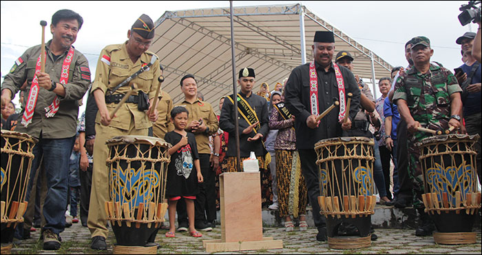 Pembukaan Pameran Merah Putih ditandai pula dengan pemukulan genderang oleh Bupati Edi Damansyah bersama Sekkab Kukar Sunggono, Wakil Ketua DPRD Kukar Alif Turiadi dan Danramil Sanga-Sanga Kapt Arh Sugeng Winarto 