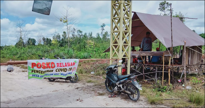 Para pendatang yang ingin masuk Muara Wis harus terlebih dahulu melapor ke posko pencegahan COVID-19 yang tersebar di beberapa titik