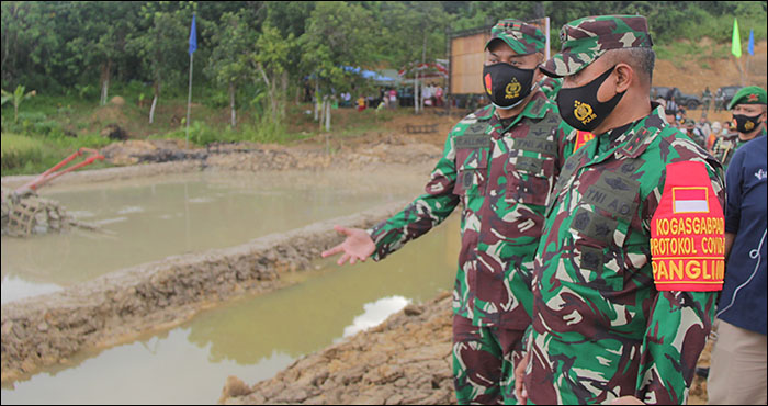 Pangdam VI/Mlw Mayjen TNI Heri Wiranto (kanan) didampingi Dandim 0906/Tgr Letkol Inf Charles Alling saat melakukan peninjauan lahan cadangan pangan strategis nasional di Desa Tanjung Batu, Tenggarong Seberang, Rabu (28/10) siang