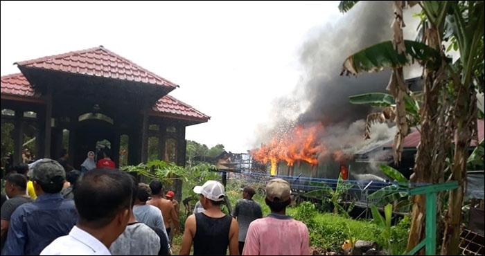 Kebakaran di Desa Muara Kaman Ulu, Kecamatan Muara Kaman, menghanguskan 2 buah bangunan