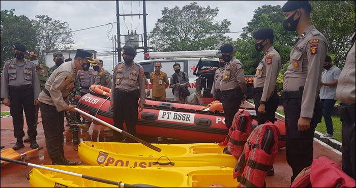 Kapolres Kukar AKBP Arwin Amrih Wientama memeriksa perahu milik Polres Kukar yang siap digunakan pada saat banjir