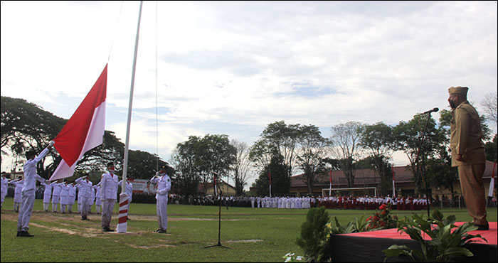 Pengibaran bendera Merah Putih pada upacara parade peringatan Peristiwa Merah Putih ke-75 di Sanga-Sanga, Kamis (27/01/2022) pagi  