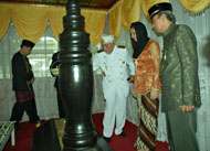 Sultan HAM Salehoeddin II menyiramkan air di makam Aji Imbut