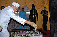 Sultan HAM Salehoeddin II menaburkan bunga di makam alm Aji Imbut dan alm permaisuri