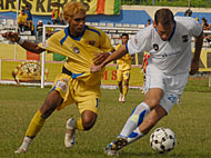 Fery Aman Saragih (kiri) berupaya merebut bola dari bek Persiba Mijo Dadic