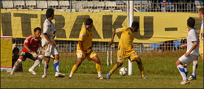Gol perdana Persiba Balikpapan yang berhasil diceploskan Rully Saputan (kanan) ke gawang Agung Prasetyo