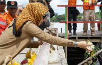 Usai doa bersama, Bupati Rita Widyasari menabur bunga di tepi sungai Mahakam sekitar lokasi runtuhnya Jembatan Kartanegara