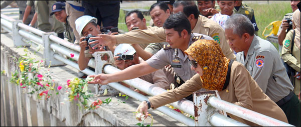 Bupati Kukar Rita Widyasari bersama para pejabat Muspikab dan kepala dinas/instansi lainnya menaburkan bunga di tepi Mahakam untuk memperingati 2 tahun runtuhnya Jembatan Kartanegara