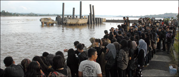 Kawasan tepian Mahakam di sekitar eks Jembatan Kartanegara dipadati anak muda kota Tenggarong untuk mengenang 2 tahun tragedi runtuhnya Jembatan Kartanegara, Selasa (26/11) sore