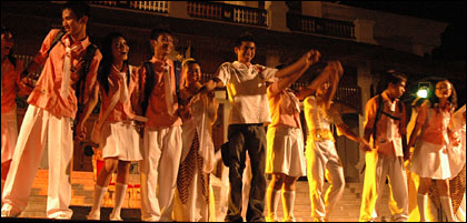 Sutradara operet Haryanto Daud (tengah) bersama pendukung acara memberikan penghormatan kepada penonton di akhir pementasan