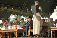 Bupati Kukar Rita Widyasari saat memimpin upacara peringatan HUT Satpol PP ke-62