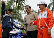Guru SMAN 1 Tenggarong, Damin, menunjukkan kunci sepeda motor yang diserahkan Asisten IV HM Ghufron Yusuf