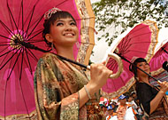 Sejumlah siswi SMAN 1 Tenggarong tampil anggun dengan gaun batiknya dalam pawai pembangunan HUT Kemerdekaan RI ke-65 di Tenggarong