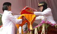 Bupati Rita Widyasari menyerahkan bendera Merah Putih kepada anggota Paskibraka 2011 untuk dikibarkan