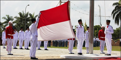 Pengibaran bendera Merah Putih menjadi puncak peringatan HUT Kemerdekaan RI ke-67 di Tenggarong
