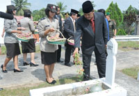 Wabup Kukar HM Ghufron Yusuf ikut menabur bunga di pusara salah seorang pejuang di TMP Wadah Batuah