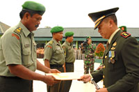 Dandim 0906/TGR Letkol Inf Dendi Suryadi menyerahkan piagam kepada personel TNI yang memasuki masa purna tugas
