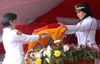 Bupati Rita Widyasari menyerahkan bendera kepada Nada Selvia, anggota Paskibraka Kukar 2013 dari SMAN 1 Tenggarong 