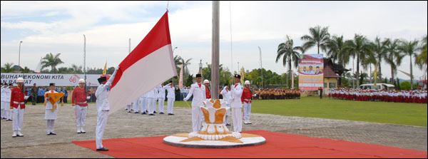 Prosesi pengibaran Sang Merah Putih oleh anggota Paskibraka Kukar 2013 menandai peringatan HUT Kemerdekaan RI ke-68 di Tenggarong 