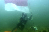 Upacara pengibaran bendera Merah Putih di bawah laut perairan Muara Badak berjalan tertib dan lancar