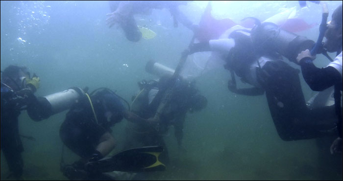 Upacara di bawah laut yang digagas POSSI Kaltim-Lanal Balikpapan merupakan yang pertama kali digelar di wilayah Kukar