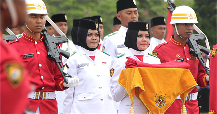Dua gadis kembar asal Loa Janan, Raras dan Riris, berada di pasukan 8 yang bertugas untuk membawa dan mengibarkan bendera Merah Putih
