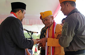 Wagub Kaltim Hadi Mulyadi menerima puisi serta usulan veteran dan masyarakat Sanga-Sanga yang diserahkan Paiman