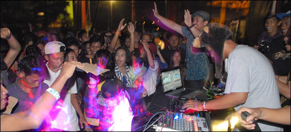 Aksi DJ dalam Electronic Party HUT ke-8 Radio SwaraMaha mendapat sambutan hangat kawula muda Tenggarong