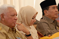 Bupati Rita Widyasari diapit pasangan Gubernur-Wagub Kaltim Terpilih, Awang Faroek Ishak dan Mukmin Faisyal