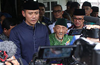 AHY didampingi Sultan Kutai HAM Salehoeddin II saat memberikan keterangan kepada awak media