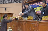 Juru bicara Banggar DPRD Kukar Abdul Rahman menyerahkan laporan Banggar kepada Ketua DPRD H Awang Yacoub Luthman