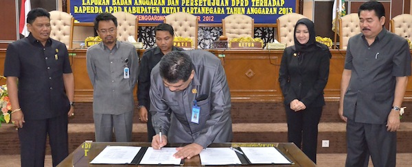 Ketua DPRD Kukar H Awang Yacoub Luthman menandatangani persetujuan DPRD terhadap Raperda ABD Kukar 2013