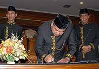 Ketua DPRD Kukar Awang Yacoub Luthman menandatangani persetujuan bersama Raperda APBDP 2011 