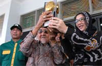 Sultan Kutai HAM Salehoeddin II dan Bupati Rita Widyasari mengangkat piala Adipura yang tiba di Pendopo Odah Etam