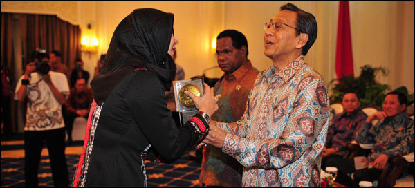 Wakil Presiden RI Boediono menyerahkan Adipura untuk kota Tenggarong kepada Bupati Rita Widyasari di Jakarta, Kamis (05/06) siang