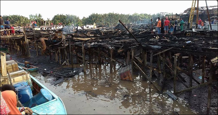 Belasan bangunan di kawasan Handil D kini menjadi puing-puing setelah ludes dilalap si jago merah