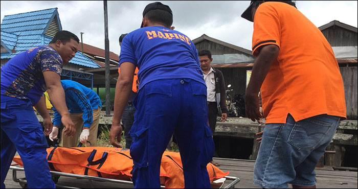 Jasad Suryadi saat dievakuasi petugas untuk dibawa ke RSUD Abd Wahab Syahranie Samarinda