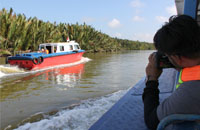 Dengan menggunakan 2 buah sea truck, awak media menyusuri perairan Delta Mahakam